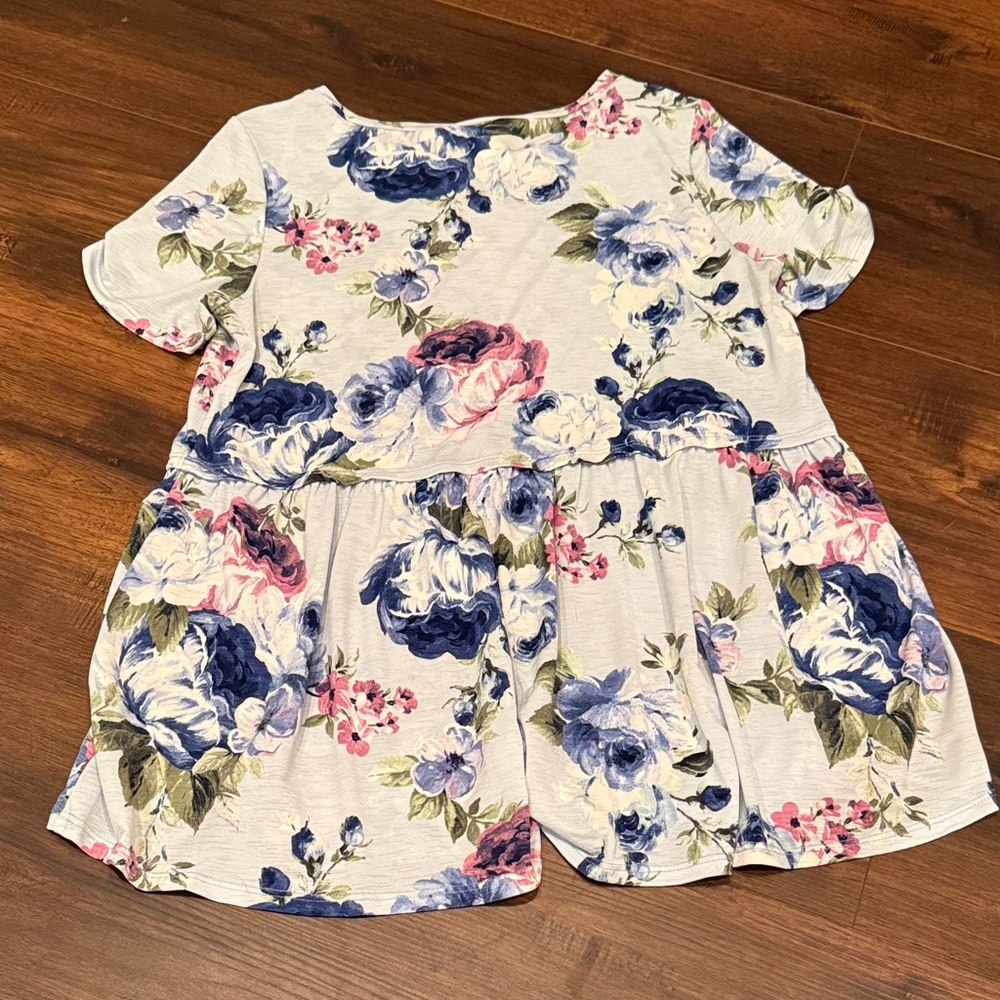 Floral Short Sleeve Peplum Top- women’s medium- excellent condition! - Picture 2 of 3